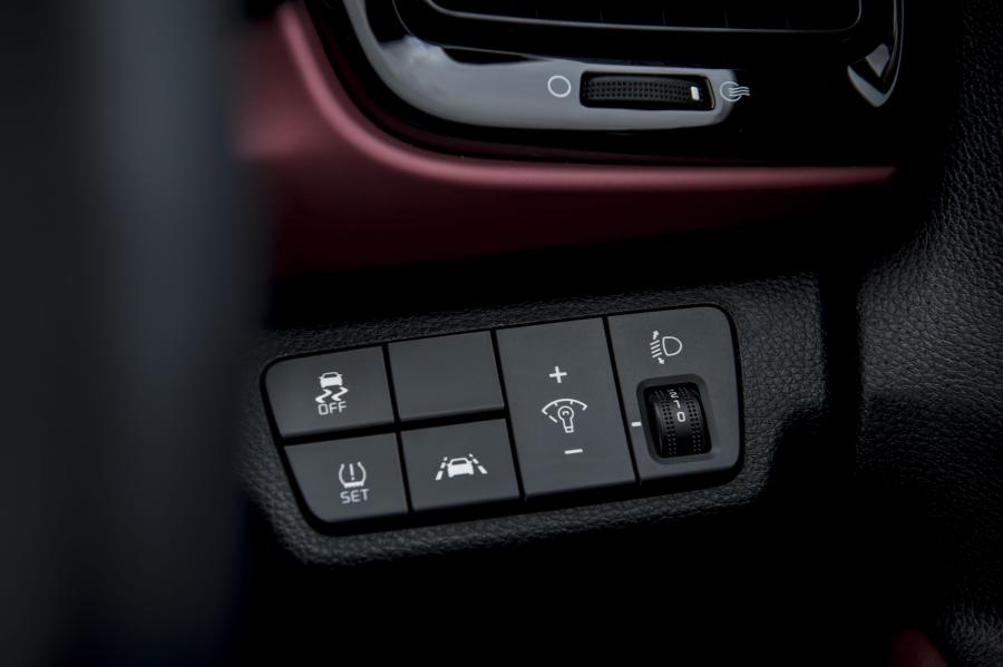 Детали интерьера Kia Rio First Edition 2017 года  (UK) (фото 70 из 70)